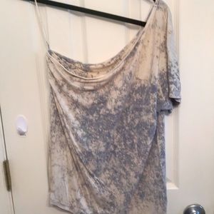 A one sleeve shoulder top only worn once